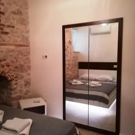 Bed and breakfast 7 *